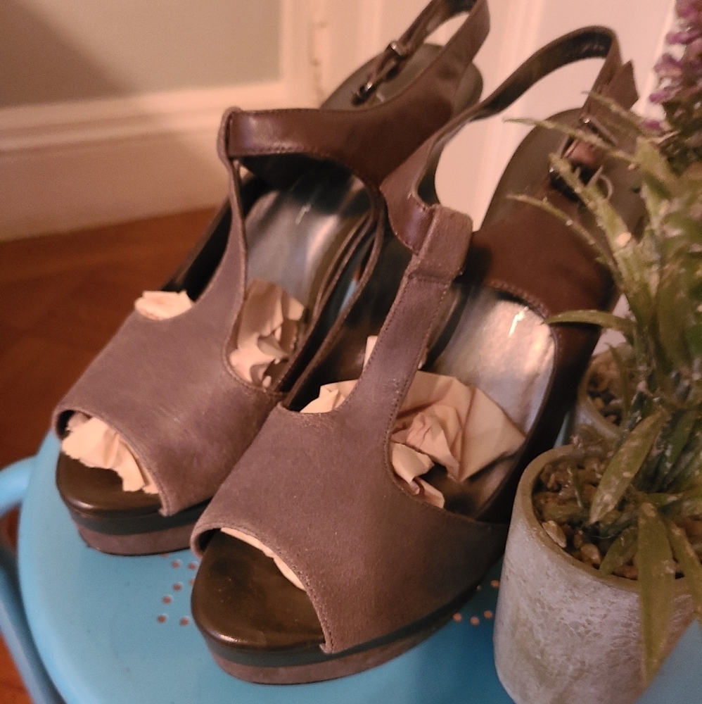 NEW..NEVER WORN jessica simpson heels 7 5